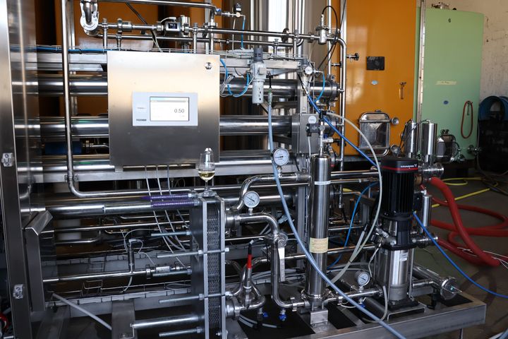 Le système de désalcoolisation Libero de l'entreprise italienne Omnia loué par Marc Vicari en novembre 2025 (photo m.à.d.) Le système de désalcoolisation Libero de l'entreprise italienne Omnia loué par Marc Vicari en novembre 2025 (photo m.à.d.)