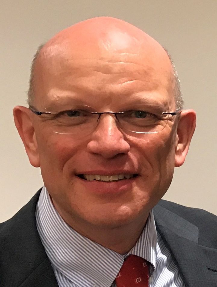 Anglo-suisse, Simon Hardy signe le Smart Traveller's Wine Guide en collaboration avec Marc Checkley (photo m.à.d.)