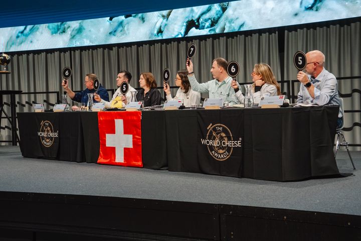 Les membres du jury des World Cheese Awards révélaient leurs notes pendant la finale en public, un fonctionnement qui a pu étonner les habitués des concours de vins (photo m.à.d.)
