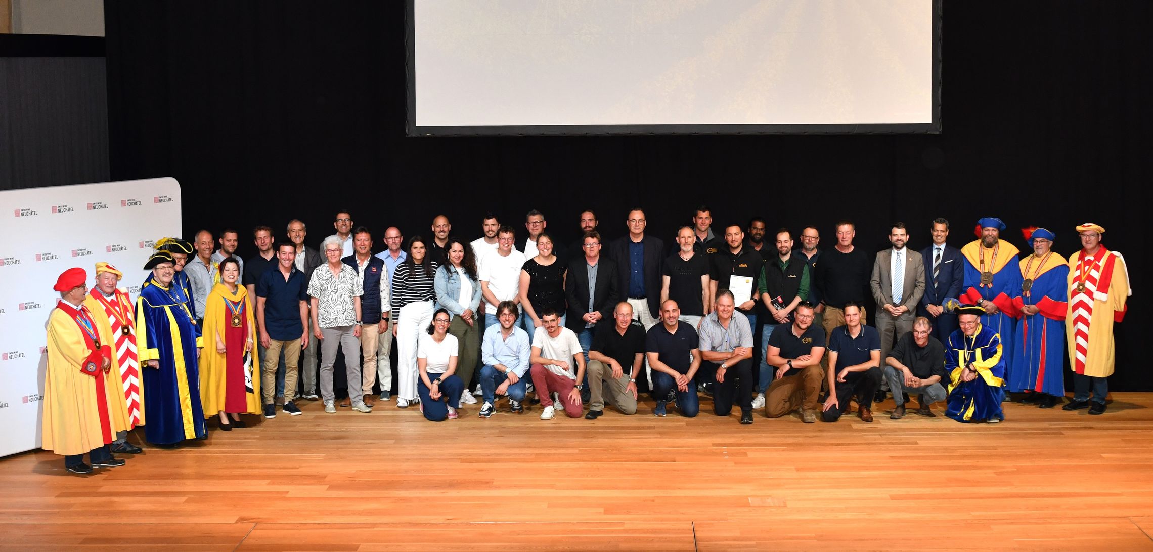 Photo de famille des lauréats et lauréates de la Sélection des Vins de Neuchâtel 2024 (photo m.à.d.)