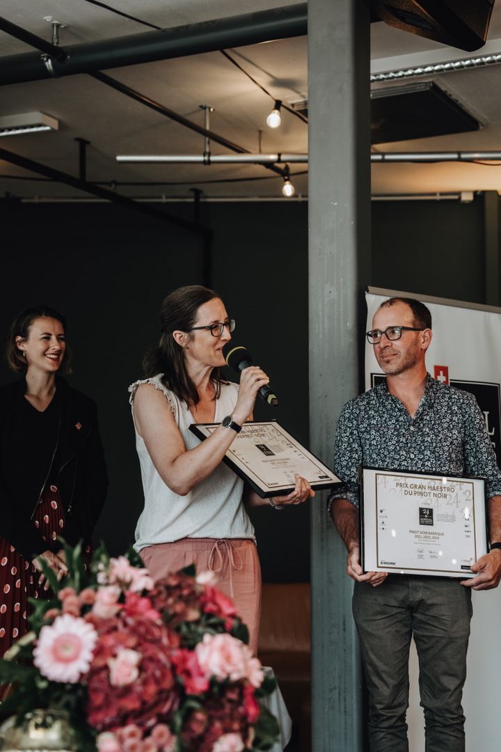 Nadine Saxer (au centre) a reçu le Prix Gran Maestro du Pinot Noir (photo m.à.d.) Nadine Saxer (au centre) a reçu le Prix Gran Maestro du Pinot Noir (photo m.à.d.)