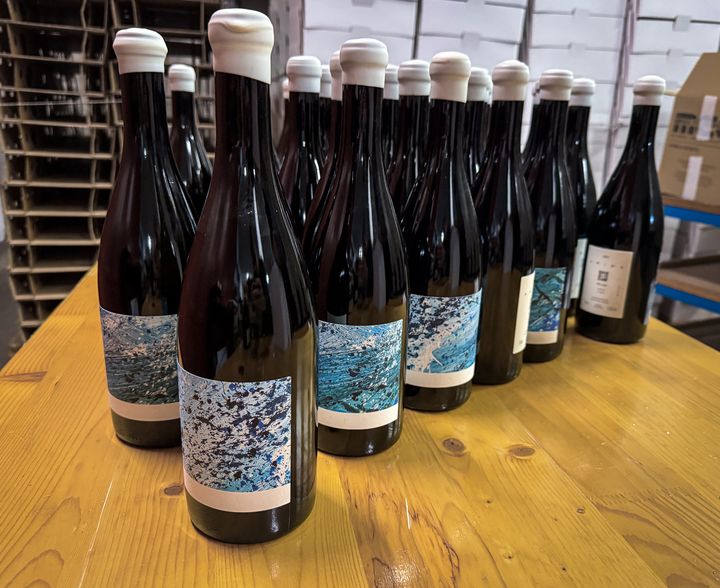 Les bouteilles de "Déluge 2021" avec chacune une étiquette unique. Photo m.à.d. Les bouteilles de "Déluge 2021" avec chacune une étiquette unique. Photo m.à.d.