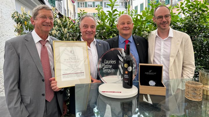 Le gagnant bien entouré: Pierre Monachon président de Terravin, Thierry Durand du Domaine Beau-Soleil, Alain Chapuis secrétaire de Terravin et Jean-Sébastien Bolzli du partenaire Aerowatch (photo m.à.d.)