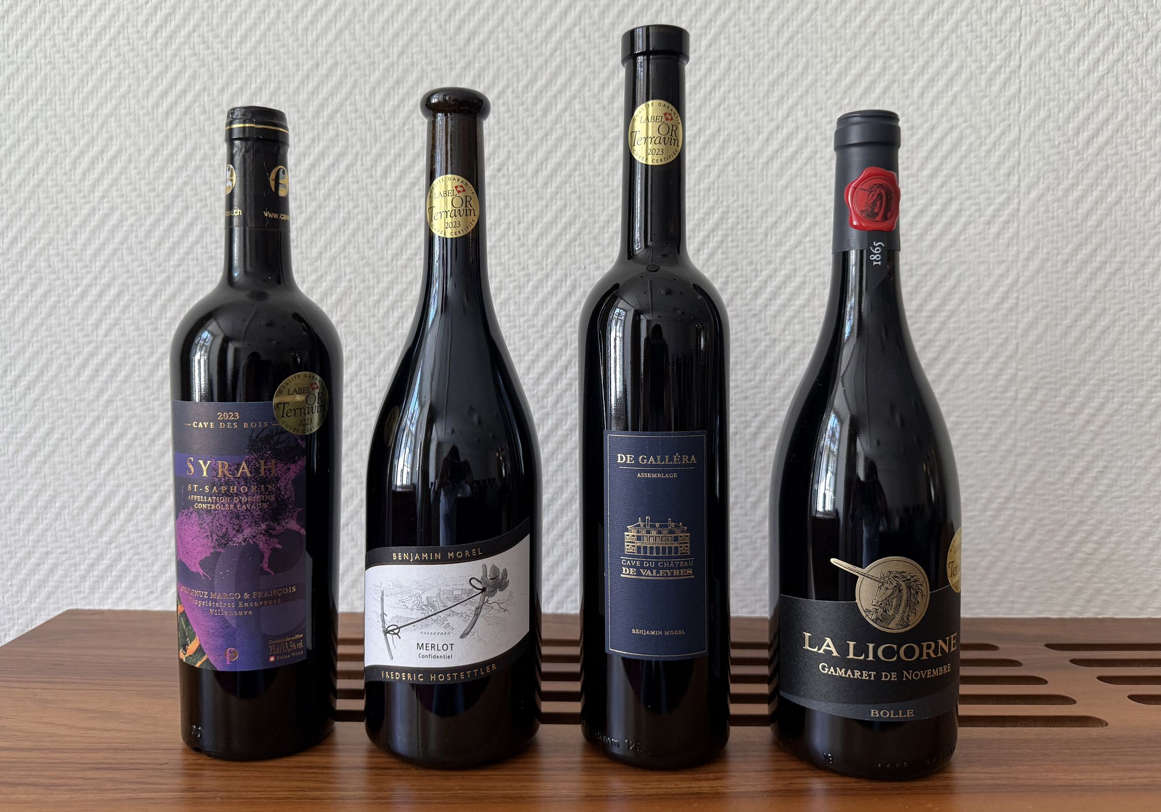 La Syrah Lavaux AOC 2023 de la Cave des Rois, Merlot Confidentiel Côte de l'Orbe AOC 2023 du Château de Valeyres, De Gallera Côte de l'Orbe 2023 du Château de Valeyres et Gamaret de Novembre Vaud AOC 2023 (4e place), photo m.à.d. La Syrah Lavaux AOC 2023 de la Cave des Rois (2e place ex aequo), Merlot Confidentiel Côte de l'Orbe AOC 2023 du Château de Valeyres (1e place), De Gallera Côte de l'Orbe 2023 du Château de Valeyres (2e ex aequo) et Gamaret de Novembre Vaud AOC 2023 de La Licorne (photo m.à.d.)