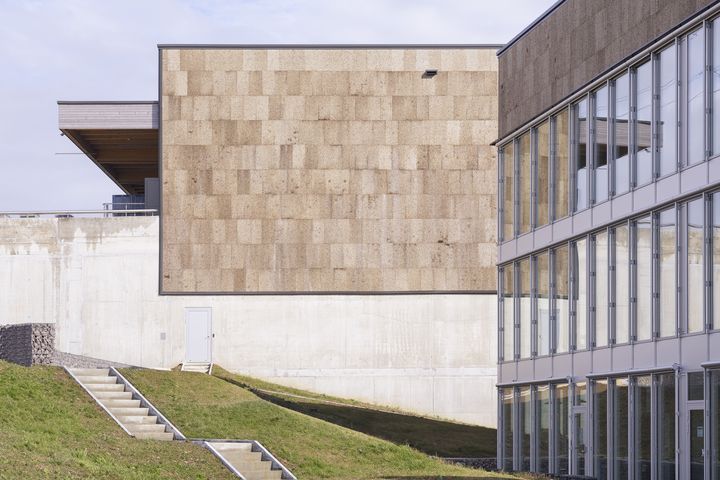À la fois imposant et discret, l'éco-chai affiche des lignes épurées et une teinte naturelle (photo m.à.d.)