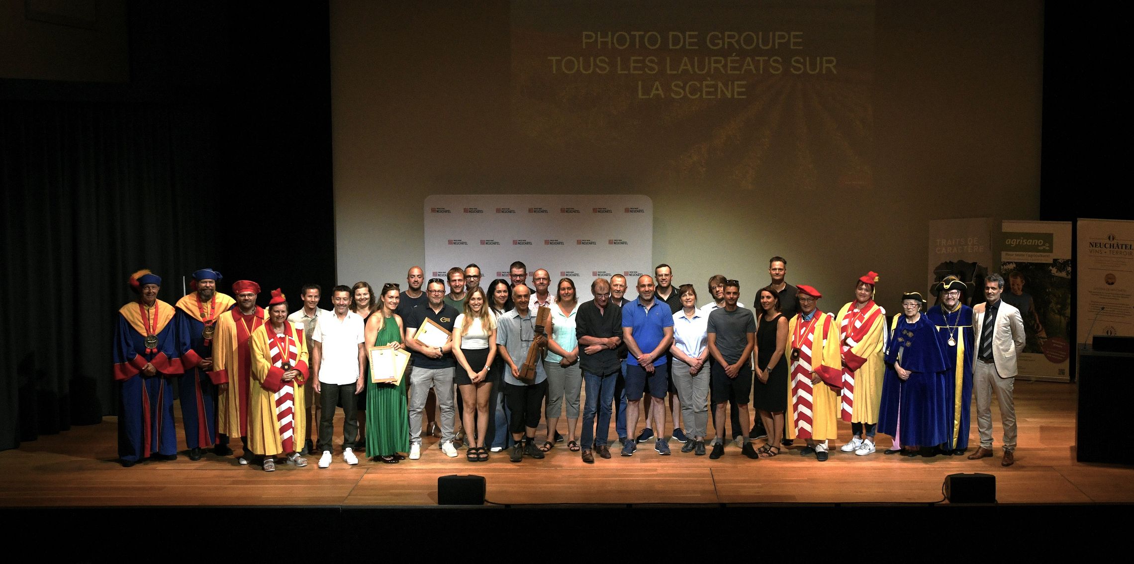 Tous les lauréats lors de la cérémonie de la Sélection des Vins de Neuchâtel (photo m.à.d.) Tous les lauréats lors de la cérémonie de la Sélection des Vins de Neuchâtel (photo m.à.d.)