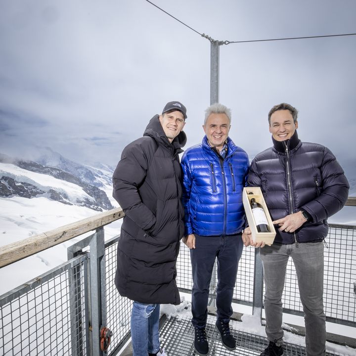 Au Jungfraujoch, Patrick Revey (directeur de la cave Gregor Kuonen, à droite) présente fièrement son Humagne Blanche au directeur des Chemins de fer de la Jungfrau Urs Kessler (au centre) et au handballeur et ambassadeur de la Jungfrau Andy Schmid (à gauche). Photo: jungfrau.ch