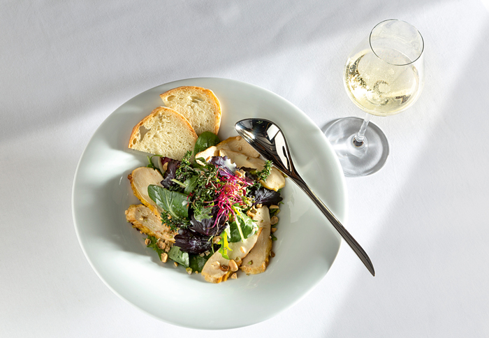 Maispoulardenbrust auf Frühlingssalat Maispoulardenbrust auf Frühlingssalat