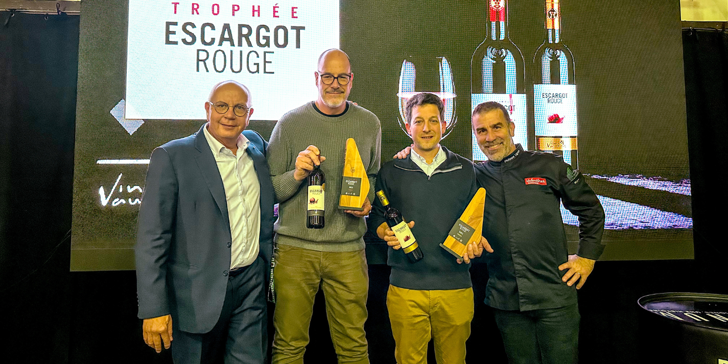 Le président de l'Office des Vins Vaudois Michel Rochat (à gauche) avec les gagnants du Trophée Escargot Rouge 2023. Photo m.à.d. Le président de l'Office des Vins Vaudois Michel Rochat (à gauche) avec les gagnants du Trophée Escargot Rouge 2023. Photo m.à.d.