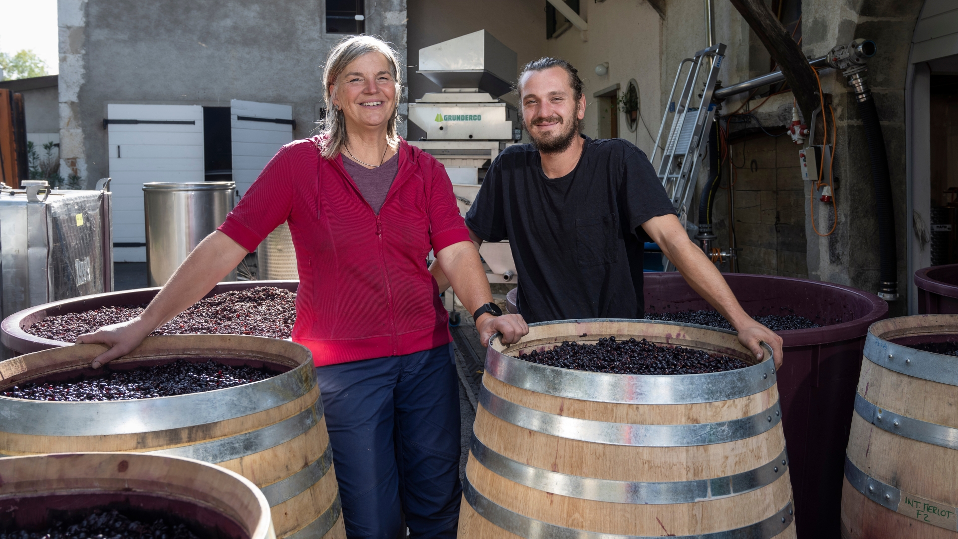 Emilienne Hutin Zumbach et son fils Guillaume Zumbach ont remporté l'une des quatre médailles d'or suisse au concours international du Gamay. Photo: Siffert/weinweltfoto.ch Emilienne Hutin Zumbach et son fils Guillaume Zumbach ont remporté l'une des quatre médailles d'or suisse au concours international du Gamay. Photo: Siffert/weinweltfoto.ch