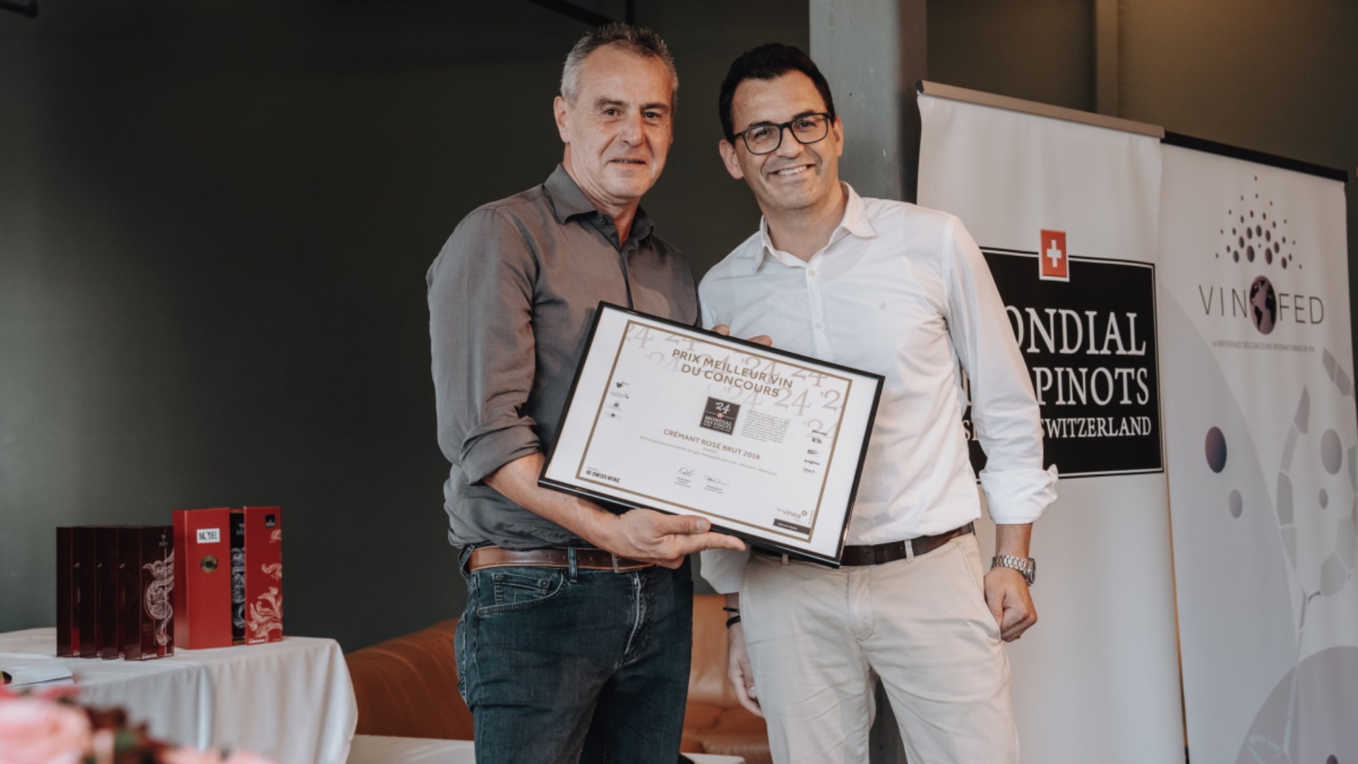Le directeur de VINUM Nicola Montemarano (à droite) a remis le Prix Meilleur Vin à la Winzergenossenschaft Britzingen Markgräflerland (photo m.à.d.) Le directeur de VINUM Nicola Montemarano (à droite) a remis le Prix Meilleur Vin à la Winzergenossenschaft Britzingen Markgräflerland (photo m.à.d.)