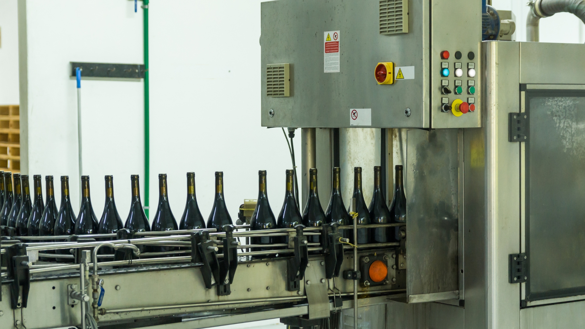 L'accusé aurait fait passer des vins schaffhousois, étrangers ou hors quota pour des vins d'appellation Valais (image d'illustration Getty Images) L'accusé aurait fait passer des vins schaffhousois, étrangers ou hors quota pour des vins d'appellation Valais (image d'illustration Getty Images)