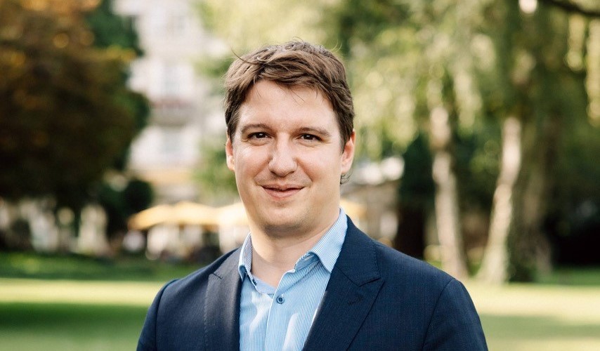 Talent incontestable de la sommellerie, Marc Almert atteint les sommets chez Baur au Lac (Photo: Niclas Rimek) Talent incontestable de la sommellerie, Marc Almert atteint les sommets chez Baur au Lac (Photo: Niclas Rimek)