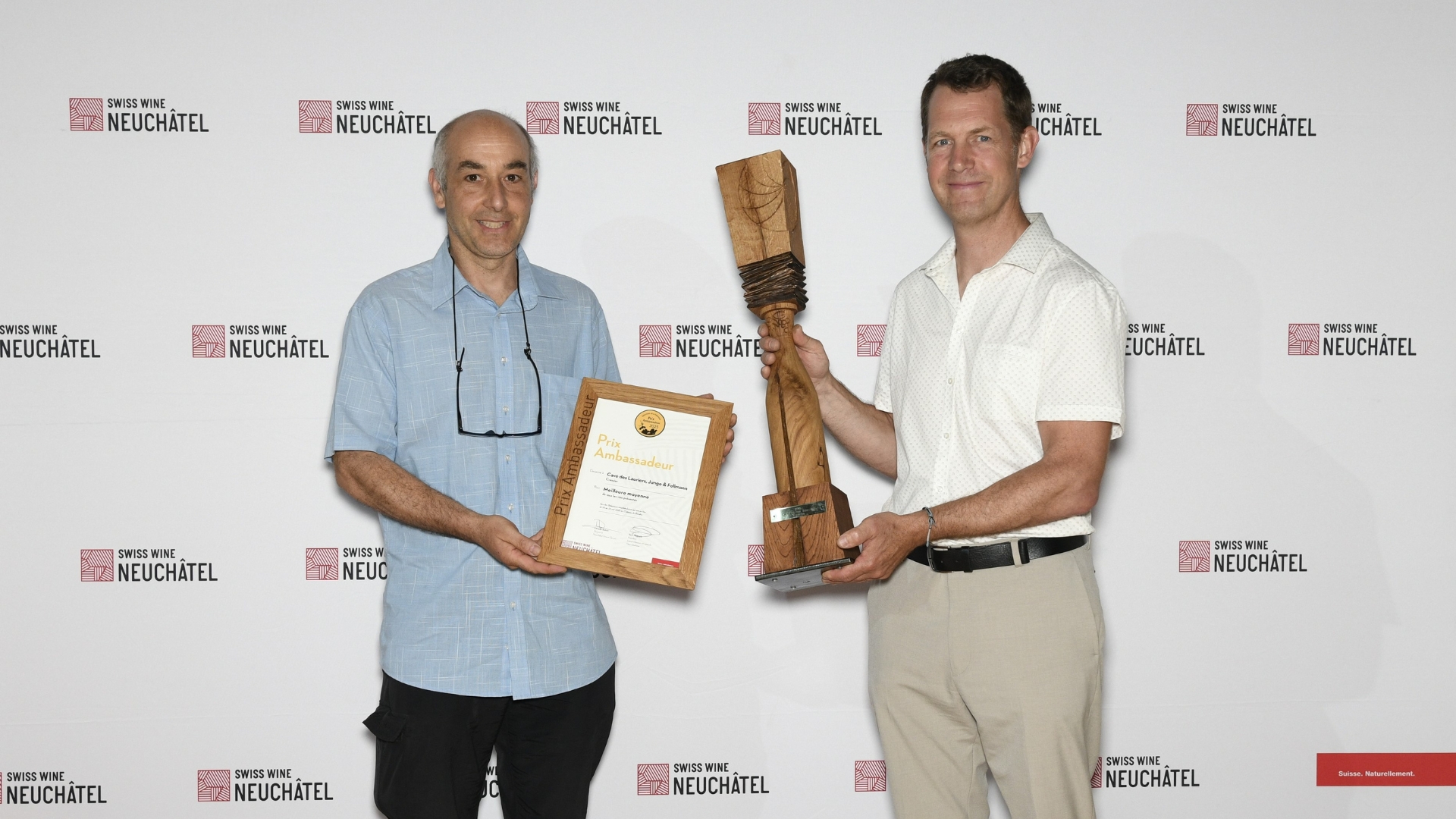 L'artiste Roger Maeder (à droite) remet le trophée qu'il a conçu à Jean-Marc Jungo de la Cave des Lauriers (photo m.à.d.) L'artiste Roger Maeder (à droite) remet le trophée qu'il a conçu à Jean-Marc Jungo de la Cave des Lauriers (photo m.à.d.)