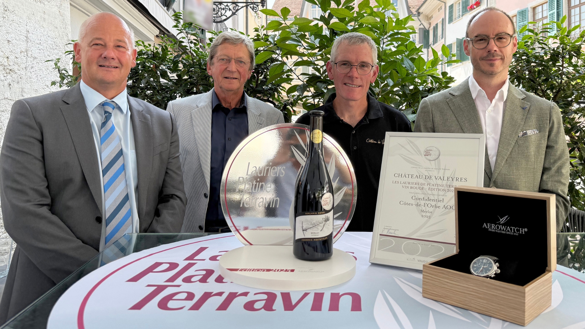 Alain Chapuis secrétaire général de Terravin, Pierre Monachon président, Frédéric Hostettler du Château de Valeyres et Jean-Sébastien Bolzli d'Aerowatch (photo m.à.d.) Alain Chapuis secrétaire général de Terravin, Pierre Monachon président, Frédéric Hostettler du Château de Valeyres et Jean-Sébastien Bolzli d'Aerowatch (photo m.à.d.)