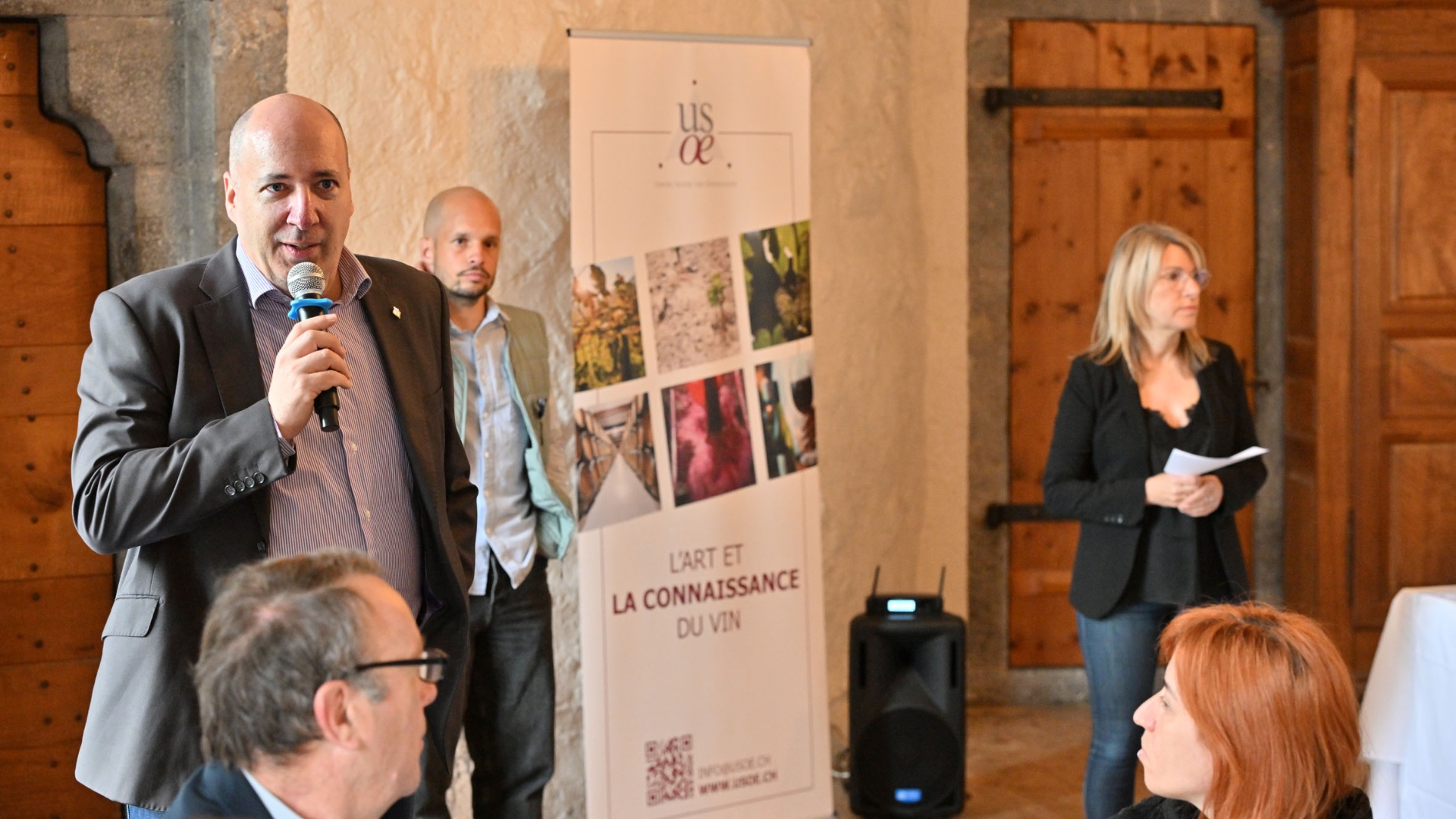 Alexandre Truffer, président du Mondial du Chasselas, devance Florian Favre, œnologue, et Nathalie Favre, secrétaire générale, lors des dégustations du Mondial du Chasselas, le 31 mai et le 1er juin 2025 (photo Edouard Curchod)